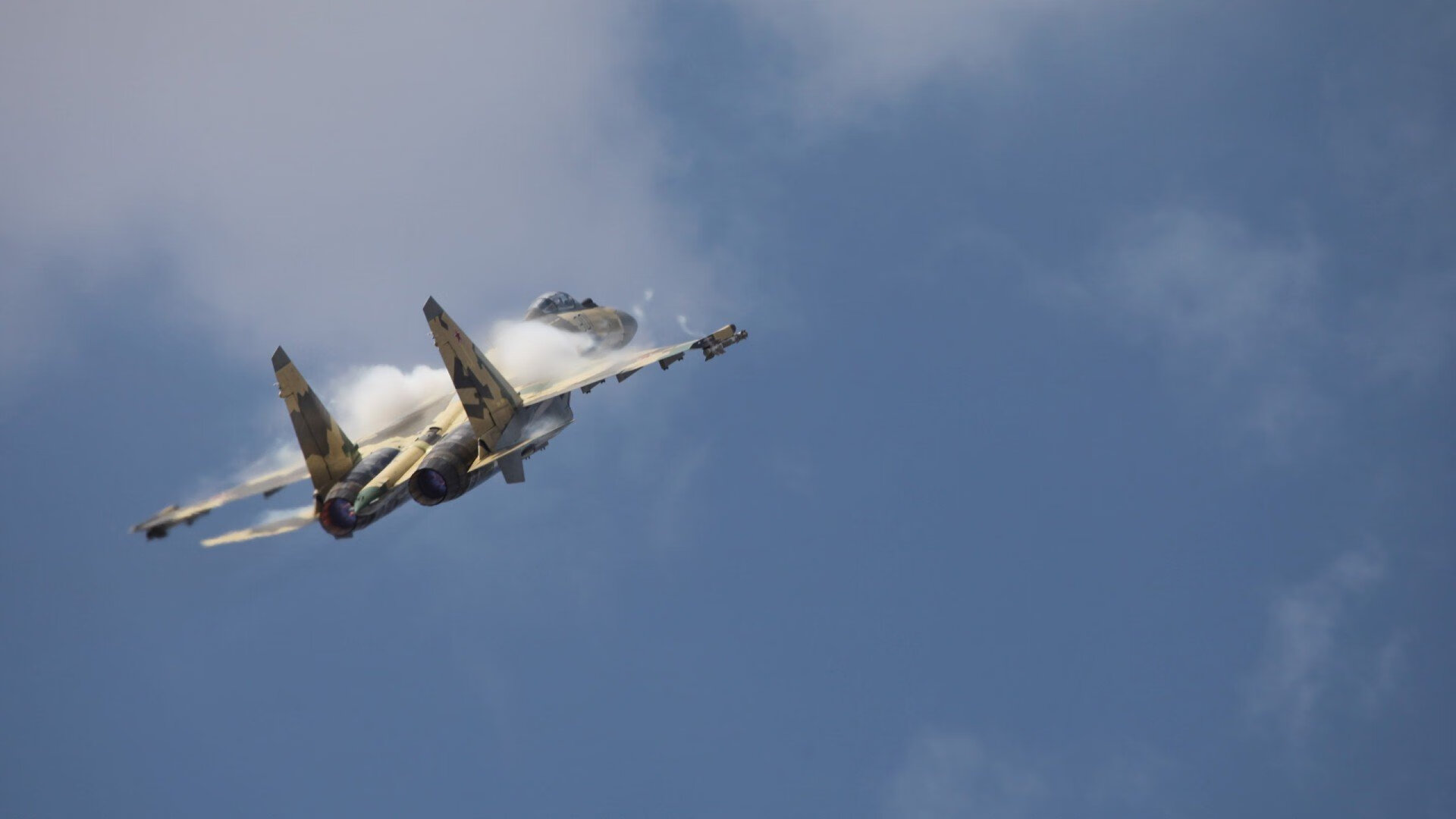 “校园足球新政策落实，青少年参与热情高涨”，校园足球新规