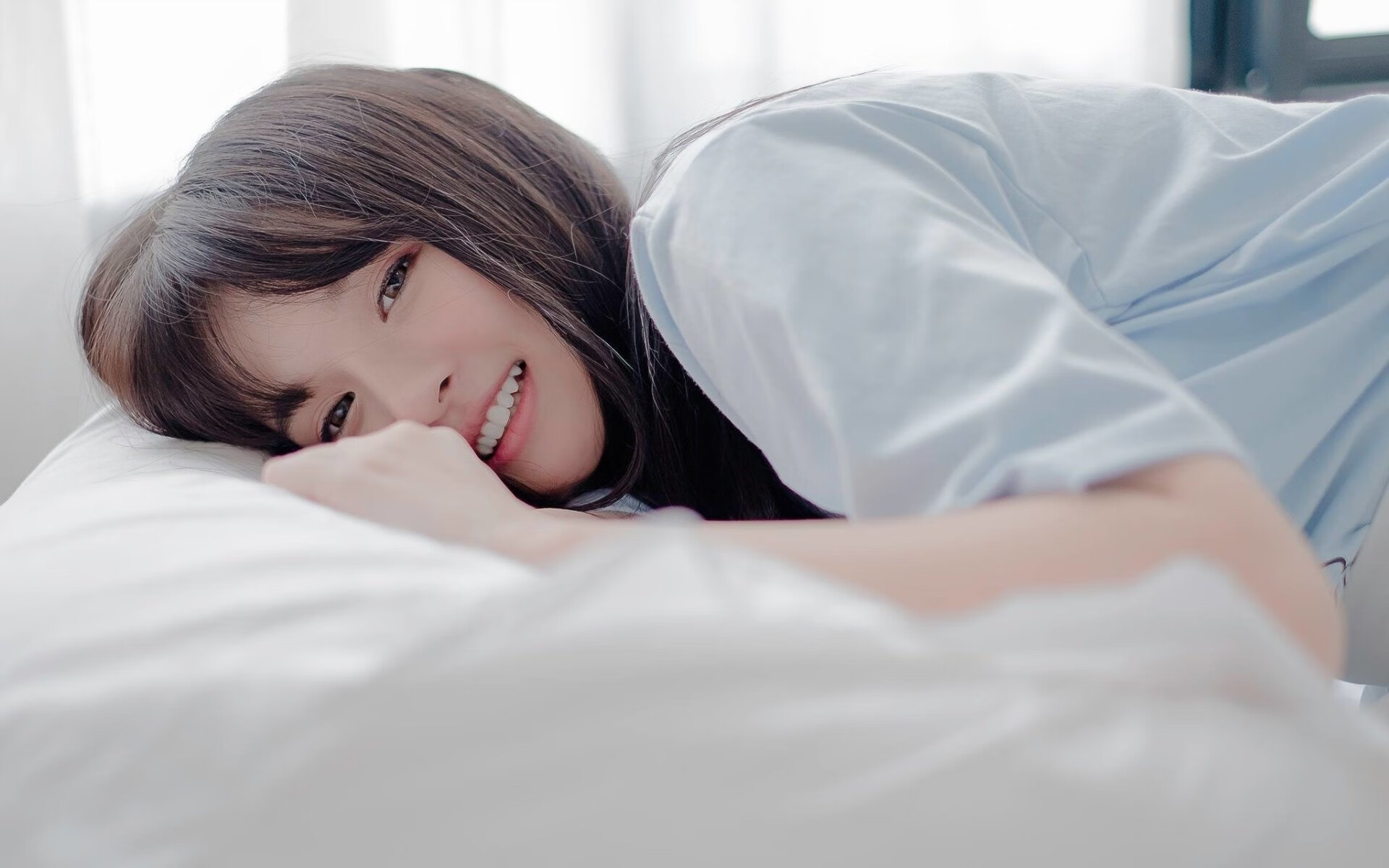 “简阳文体中心：飞扬的羽毛球赛场点燃全场热情”