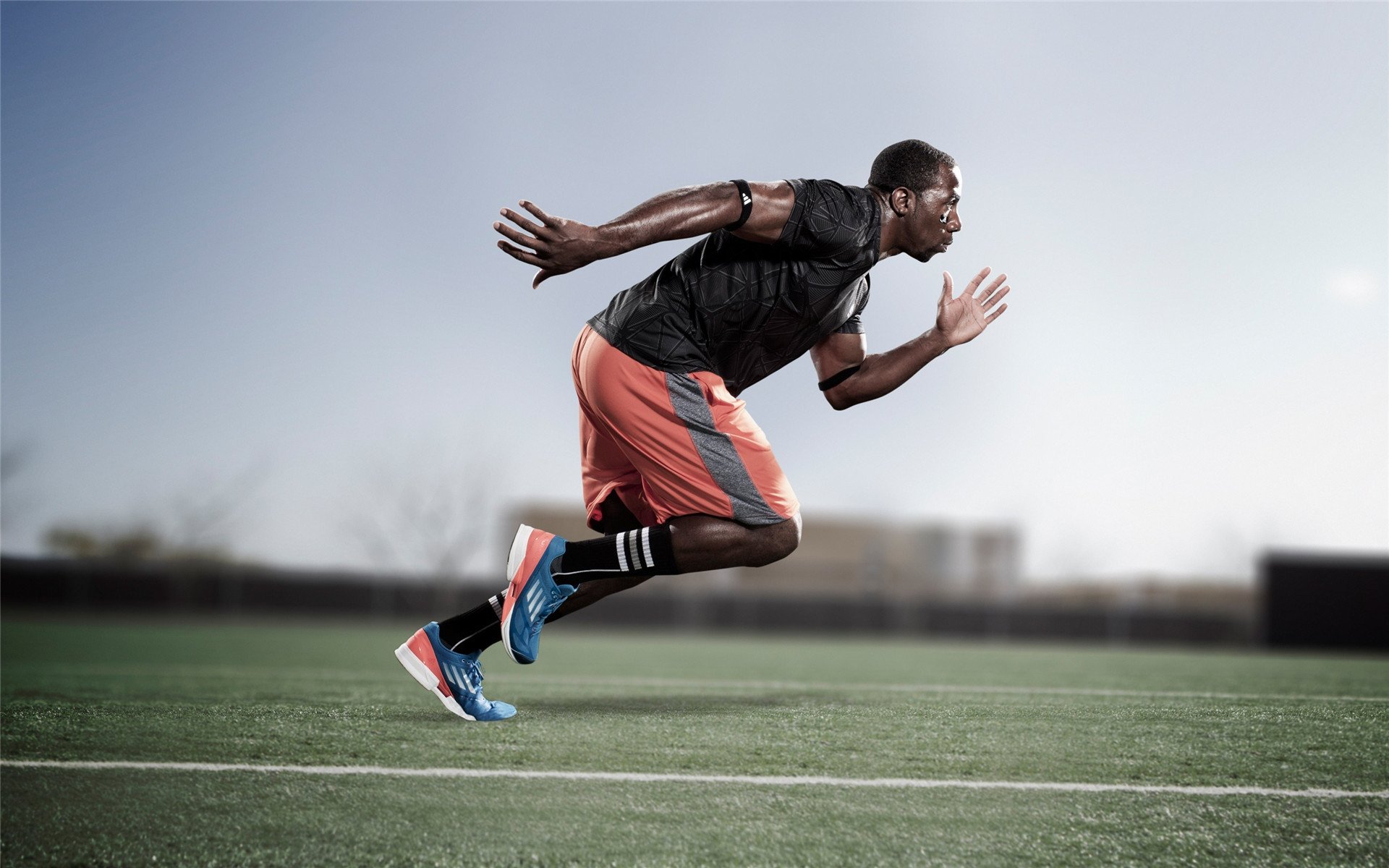 中学生篮球比赛火热开赛，校园体育氛围浓厚，初中篮球赛事